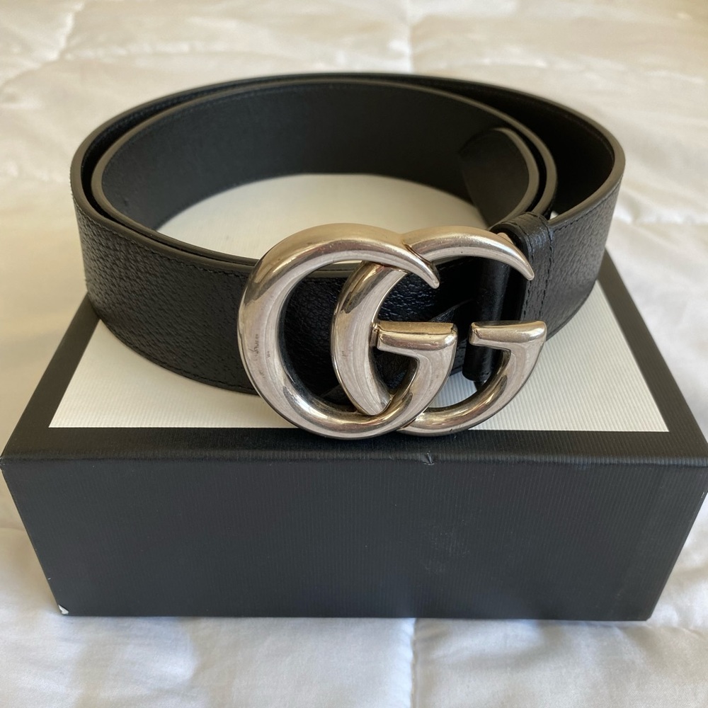 This is an AUTHENTIC Gucci belt. Size 100, width is 1.5”, & silver GG buckle!